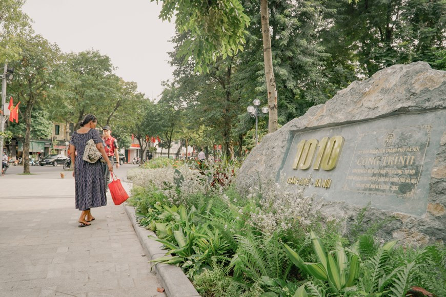  Emblématique, le projet d’aménagement des environs du lac Hoàn Kiêm est la représentation des échanges historiques entre la France et le Vietnam. Souhaité de longue date par la capitale vietnamienne, il respecte les qualités naturelles du site, préserve ses aménités environnementales tout en pérennisant son accessibilité. AREP a repensé l'espace, les matériaux et le paysage pour proposer une composition harmonieuse qui valorise tous les éléments. Achevés fin août, ces aménagements ont donné une nouvelle physionomie au lac, créant un espace des plus agréables à visiter. "C’est un projet absolument magnifique. Le lac de l’Épée restituée est le cœur de Hanoï et même du Vietnam", exprime l’ambassadeur de France au Vietnam, Nicolas Warnery. Photo : VietnamPlus 