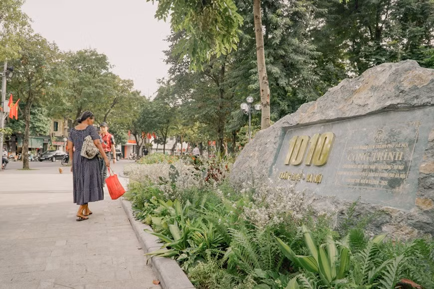  Emblématique, le projet d’aménagement des environs du lac Hoàn Kiêm est la représentation des échanges historiques entre la France et le Vietnam. Souhaité de longue date par la capitale vietnamienne, il respecte les qualités naturelles du site, préserve ses aménités environnementales tout en pérennisant son accessibilité. AREP a repensé l'espace, les matériaux et le paysage pour proposer une composition harmonieuse qui valorise tous les éléments. Achevés fin août, ces aménagements ont donné une nouvelle physionomie au lac, créant un espace des plus agréables à visiter. "C’est un projet absolument magnifique. Le lac de l’Épée restituée est le cœur de Hanoï et même du Vietnam", exprime l’ambassadeur de France au Vietnam, Nicolas Warnery. Photo : VietnamPlus 