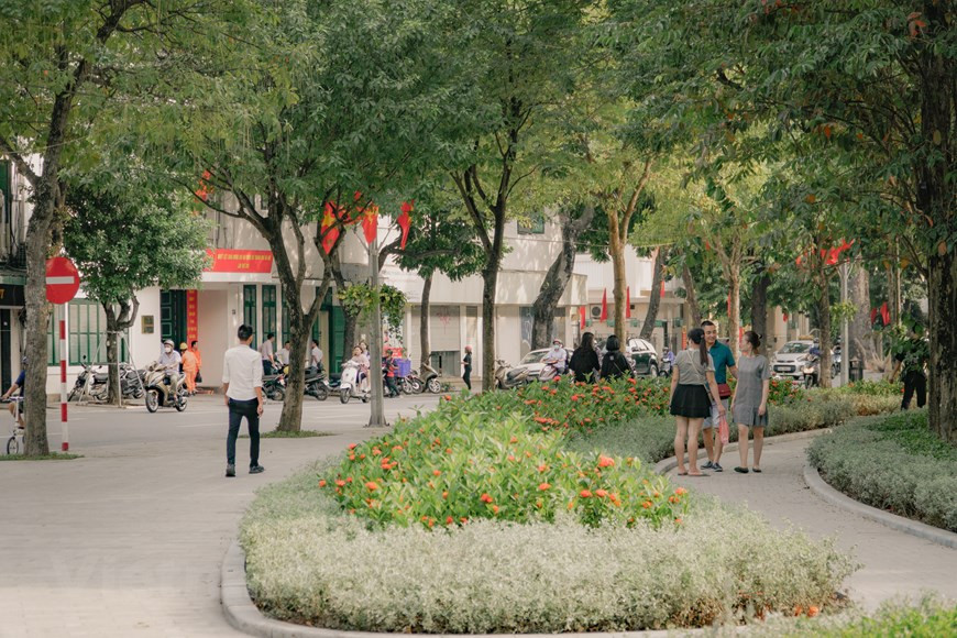 Les environs du lac englobent de nombreux ouvrages historiques et culturels : le vieux quartier, la tour du Pinceau, la tour de Hoa Phong. Mais le site emblématique est le temple de Ngoc Son, ''la Montagne de Jade''. Il occupe le plus grand îlot du lac avec son pont du Soleil levant, une gracieuse passerelle rouge en bois qui mène à l’îlot. Bien qu’entouré par des rues animées, le lac de l’Épée restituée reste calme et romantique. C’est pourquoi, il est l’un des lieux de promenade les plus agréables de Hanoi, très prisé des Vietnamiens qui y effectuent leurs exercices de gymnastique tôt le matin. Photo : VietnamPlus