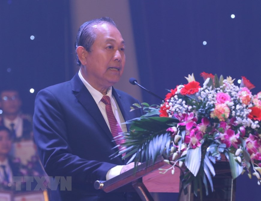 Dans son discours, le vice-Premier ministre permanent Truong Hoa Binh a présenté ses vœux aux enseignants. Il les a appelés à se perfectionner sans cesse et à améliorer la qualité de l’enseignement pour offrir une meilleure formation à leurs élèves. Photo: VNA 