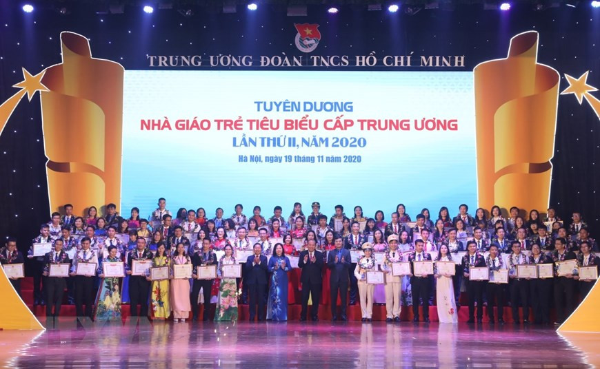 99 jeunes enseignants exemplaires ont été honorés, lors d'une cérémonie organisée le 19 novembre à Hanoi par l’Union de la jeunesse communiste Hô Chi Minh, à l'occasion du 38e anniversaire de la Journée des enseignants vietnamiens (20 novembre). Photo: VNA 