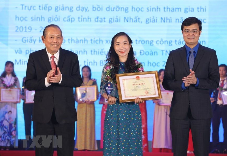 Le vice-Premier ministre permanent Truong Hoa Binh a remis des satisfecits aux jeunes enseignants. Photo: VNA 