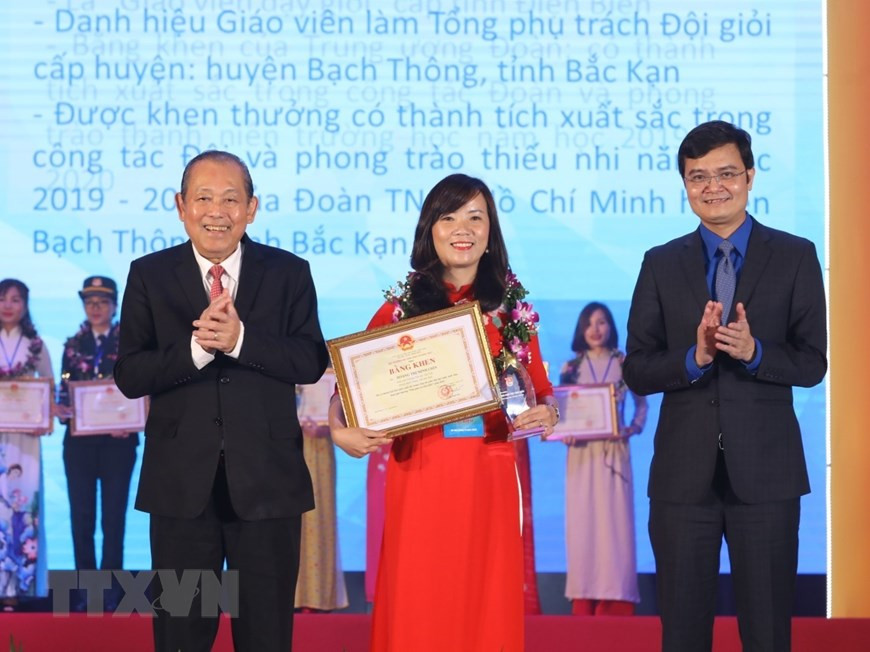 Les jeunes enseignants exemplaires honorés pour leurs contributions importantes au développement du secteur de l’éducation du pays. Photo: VNA 
