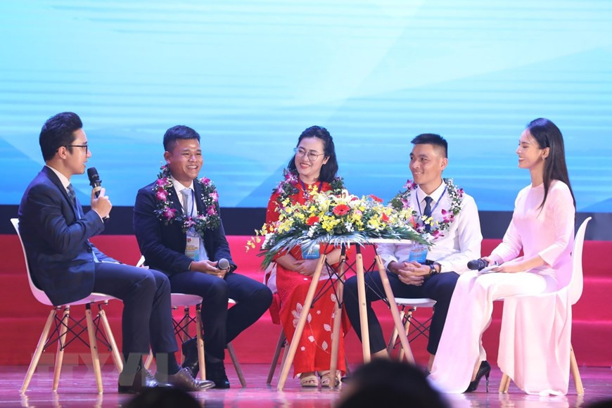 La rencontre entre les jeunes enseignants exemplaires et les spectateurs. Photo: VNA
