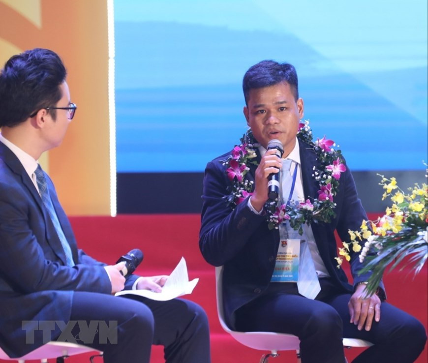 Le jeune enseignant Trân Thanh Phong de l'Université de Tiên Giang (à droite). Photo: VNA