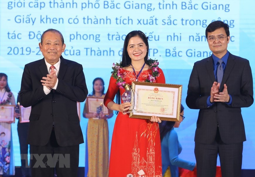 Le vice-Premier ministre permanent Truong Hoa Binh a remis des satisfecits aux jeunes enseignants. Photo: VNA 