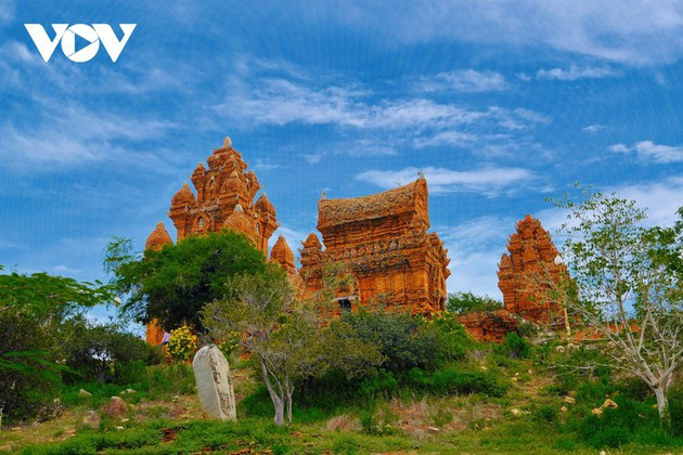 Les tours Poklong Garai se trouvent au sommet du mont Trâu, à environ 7 kilomètres à l’ouest du centre-ville de Phan Rang. Elles ont été construites par le roi Jaya Simhavarman III au XIIIe siècle pour le culte du roi Poklong Garai, un personnage mythique des Cham.Photo: VOV