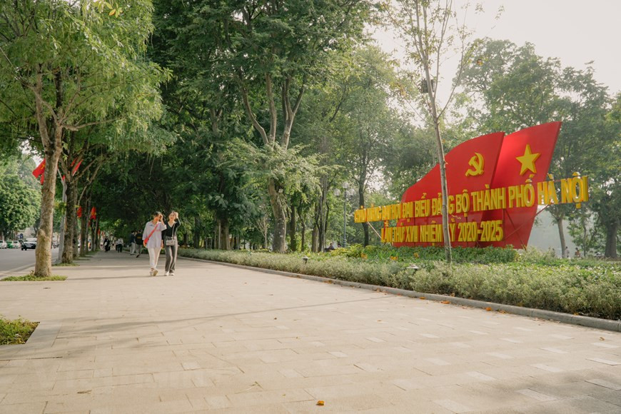 Le trottoir pavé de blocs de granite issu des provinces de Binh Dinh et Phú Yên (Centre) invite à la promenade. Il est vrai que ce lac en plein centre de la ville, avec son paysage calme et luxuriant, est un véritable miracle de poésie qui rend Hanoi unique aux yeux des touristes et en fait un lieu particulièrement attachant. Étant lié étroitement à l’histoire du peuple vietnamien, ce lac situé au cœur de la capitale est un lieu incontournable pour la plupart des Hanoïens. À l’occasion des grandes célébrations du pays comme la Fête nationale ou le Nouvel An lunaire, les gens s’y précipitent pour faire la fête ensemble. Photo : VietnamPlus