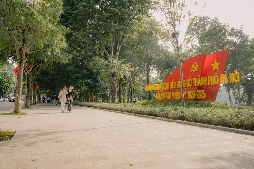  Le trottoir pavé de blocs de granite issu des provinces de Binh Dinh et Phú Yên (Centre) invite à la promenade. Il est vrai que ce lac en plein centre de la ville, avec son paysage calme et luxuriant, est un véritable miracle de poésie qui rend Hanoi unique aux yeux des touristes et en fait un lieu particulièrement attachant. Étant lié étroitement à l’histoire du peuple vietnamien, ce lac situé au cœur de la capitale est un lieu incontournable pour la plupart des Hanoïens. À l’occasion des grandes célébrations du pays comme la Fête nationale ou le Nouvel An lunaire, les gens s’y précipitent pour faire la fête ensemble. Photo : VietnamPlus 