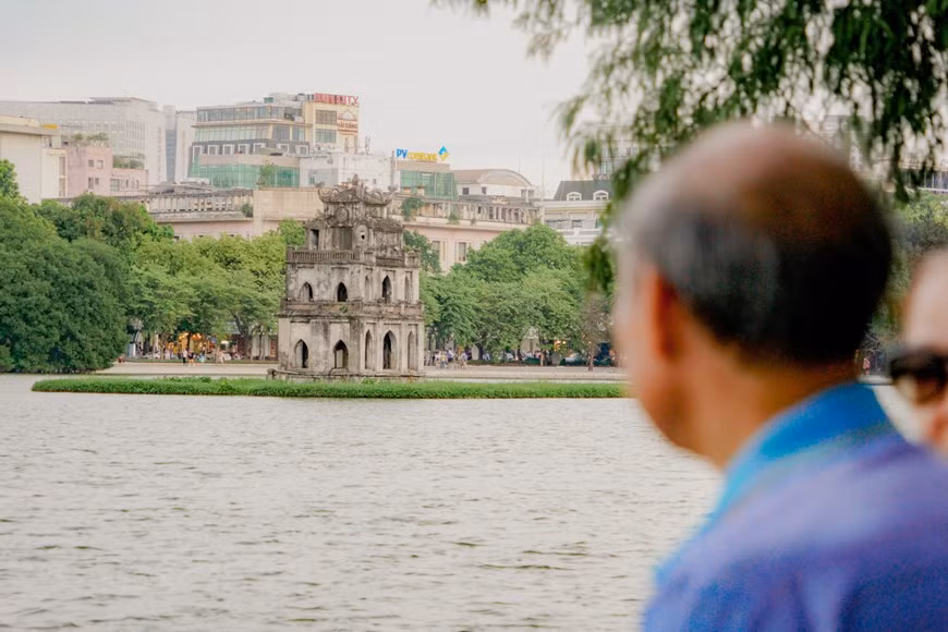  Le lac a porté plusieurs noms : Luc Thuy, Ta Vong, Huu Vong ou encore Thuy Quan. Son nom actuel "lac Hoan Kiem", que l’on traduit par "lac de l’Épée restituée", remonte au 15è siècle. Selon la légende, le roi Lê Loi a vaincu les envahisseurs Ming au XVe siècle grâce à une épée magique offerte par les dieux. Après la victoire, il serait allé sur le lac à bord d’un bateau lorsqu’une tortue géante est apparue et a pris l’épée dans sa bouche avant de plonger dans l’eau pour la rapporter aux divinités. Le lac a été plus tard baptisé "Hô Hoàn Kiem" ("Lac de l’Épée restituée"). Le mythe continue à être enseigné dans les écoles vietnamiennes et raconté dans des spectacles de marionnettes sur eau. Photo : VietnamPlus