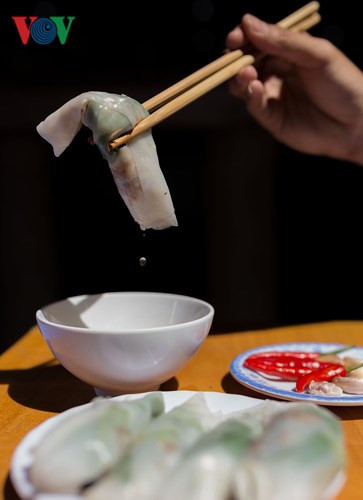 Le Banh uot est en fait une galette de riz qui enveloppe des légumes et du porc bouilli émincé. Aujourd’hui, on y met parfois du porc grillé.