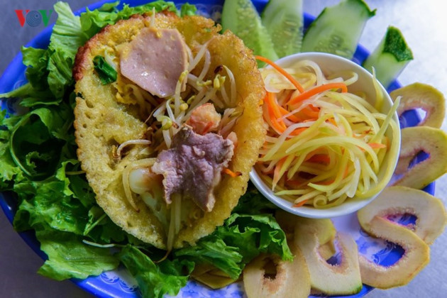 Le Banh khoai est un met très populaire à Hué. Il est fait de farine de riz et frit à la poêle.