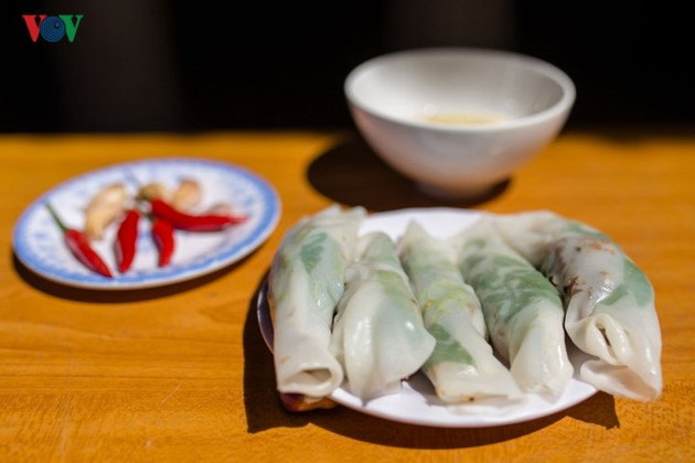 Ce gâteau est farci de porc grillé. Il est consommé avec le Banh uot ou des vermicelles de riz cuits à la vapeur.