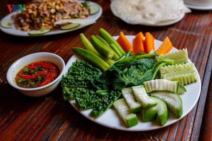 Manger végétarien est un trait typique des familles de Hué. Les plats végétariens étaient souvent préparés par les pagodes, avant de l’être à la cour. De nos jours, ils attirent beaucoup d’adeptes.