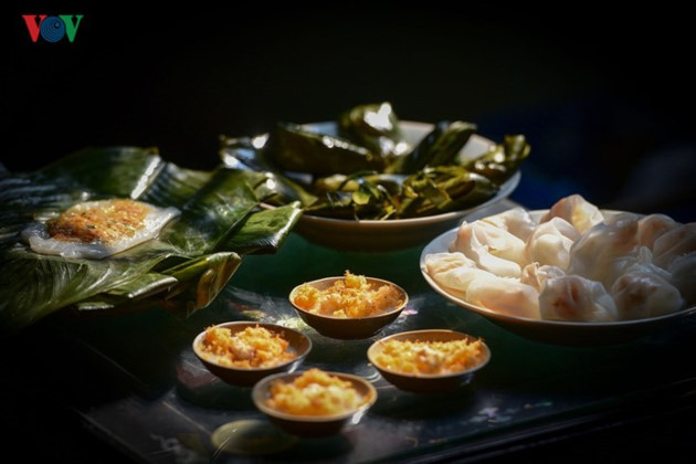 Le Banh bèo chen est un gâteau tout blanc, farci d’oignon grillé, de crevettes moulues et de lard frit.