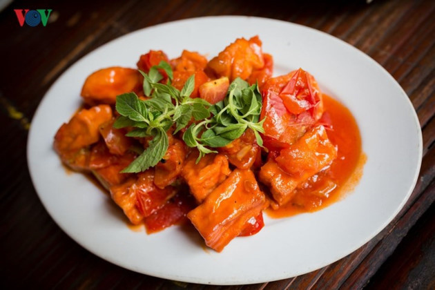 Le tofu sauté aux tomates est un plat végétarien qui a la faveur des gourmets.