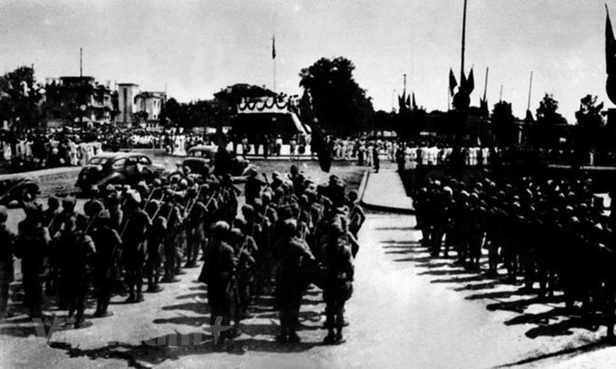 Située au cœur de Hanoi, la place Ba Dinh est un haut-lieu de la capitale. C’est ici que le 2 septembre 1945, le Président Hô Chi Minh a lu la Proclamation de l’indépendance, donnant naissance à la République démocratique du Vietnam. Regards croisés du passé et du présent. Avant de s’appeler Ba Dinh, cette place, à l’époque coloniale, est un vaste terrain sur lequel les Français ont construit un jardin public baptisé Puginier (du nom d’un prêtre), surnommé le Rond-point Puginier. Le site est entouré de villas et de grands édifices, dont certains sont encore visibles de nos jours. Il s’agit par exemple du Palais du gouverneur général de l’Indochine, bâti en 1902 et actuellement Palais présidentiel de la République socialiste du Vietnam, du lycée Albert Sarraut, construit en 1919 et désormais siège du Parti communiste du Vietnam, ou encore du Service des finances de l’Indochine, qui date de 1925 et est aujourd’hui le ministère des Affaires étrangères. Photo: VietnamPlus