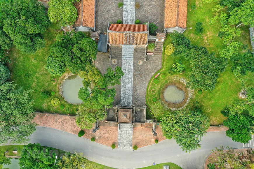 Hautes en moyenne de 4 à 5 m avec un maximum, en certains endroits, de 8 m à 12 m, leur base était épaisse de 20 m à 30 m. Constituées de terre, elles étaient renforcées par des haies de bambous et bordées de larges douves.