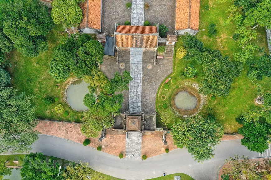 Hautes en moyenne de 4 à 5 m avec un maximum, en certains endroits, de 8 m à 12 m, leur base était épaisse de 20 m à 30 m. Constituées de terre, elles étaient renforcées par des haies de bambous et bordées de larges douves.