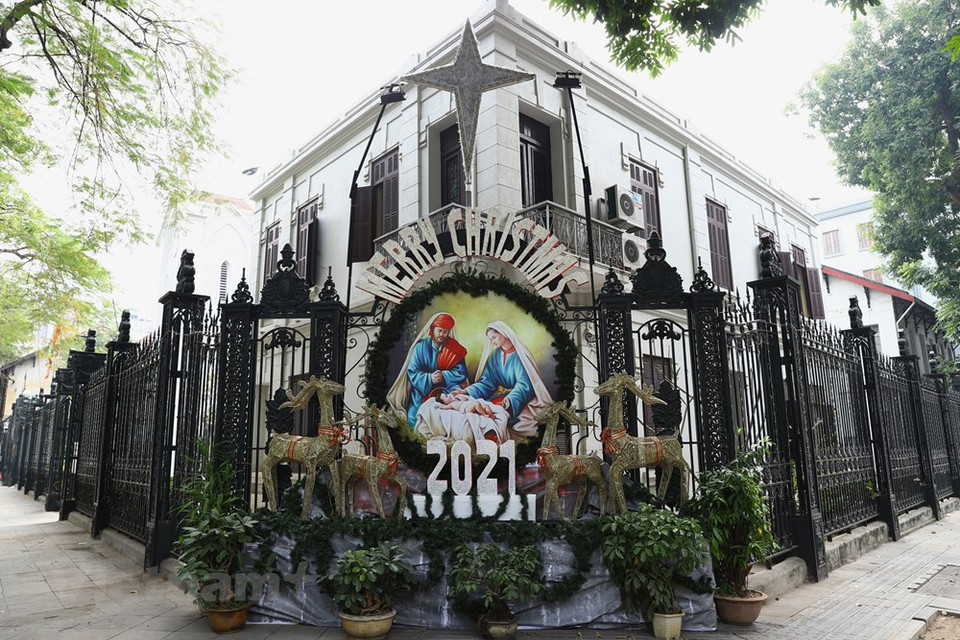 Selon le calendrier catholique, Noël commence le soir du 24 décembre et la fête principale est le 25 décembre. Noël est la fête chrétienne qui célèbre la Nativité, c'est-à-dire la naissance de Jésus de Nazareth. La fête de Noël vient peu de temps après le solstice d'hiver auquel elle est associée. La fête de Noël est aujourd'hui coupée de son fondement religieux dans de nombreux pays occidentaux, mais elle y subsiste comme fête traditionnelle. Aujourd'hui, la fête de Noël s'est fortement sécularisée et n'est plus nécessairement célébrée comme une fête religieuse. Le jour de Noël est férié dans de nombreux pays, ce qui permet le regroupement familial autour d'un repas festif et l'échange de cadeaux. 