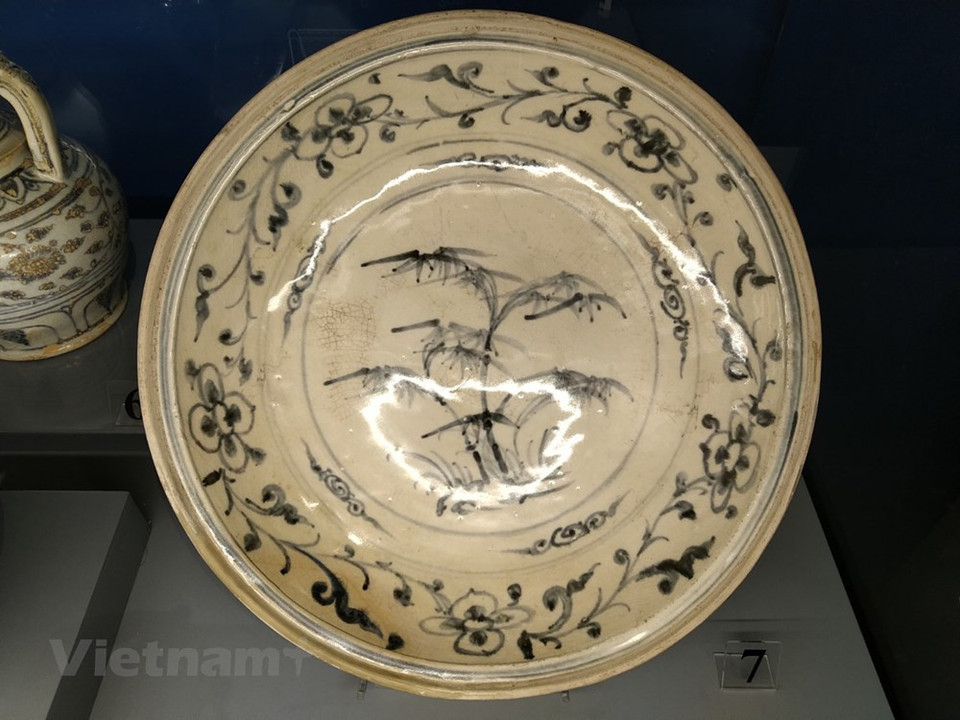 ''Les artisans ont investi dans des systèmes de production modernes pour améliorer la qualité de leurs produits, accroître le rendement et réaliser des pièces plus sophistiquées. Bat Tràng vend des milliers de produits extrêmement variés'', ajoute Nguyên Hông Hai. À Bat Tràng, les visiteurs peuvent non seulement acheter de la céramique mais aussi découvrir les techniques de production dans les ateliers. Dans l’objectif de promouvoir et préserver ce métier ancestral, les artisans organisent des ateliers réservés aux touristes. ''Le week-end en particulier, le village accueille de nombreux touristes vietnamiens et étrangers. Ils apprécient les produits artisanaux et participent aux différentes étapes de production'', déclare M. Hai.