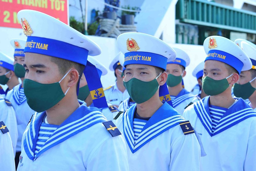 Une délégation du Commandement de la 4e zone navale de la Marine populaire du Vietnam à Cam Ranh, dans la province de Khanh Hoa, est parti pour visiter et offrir des cadeaux aux soldats et habitants du district insulaire de Truong Sa.
