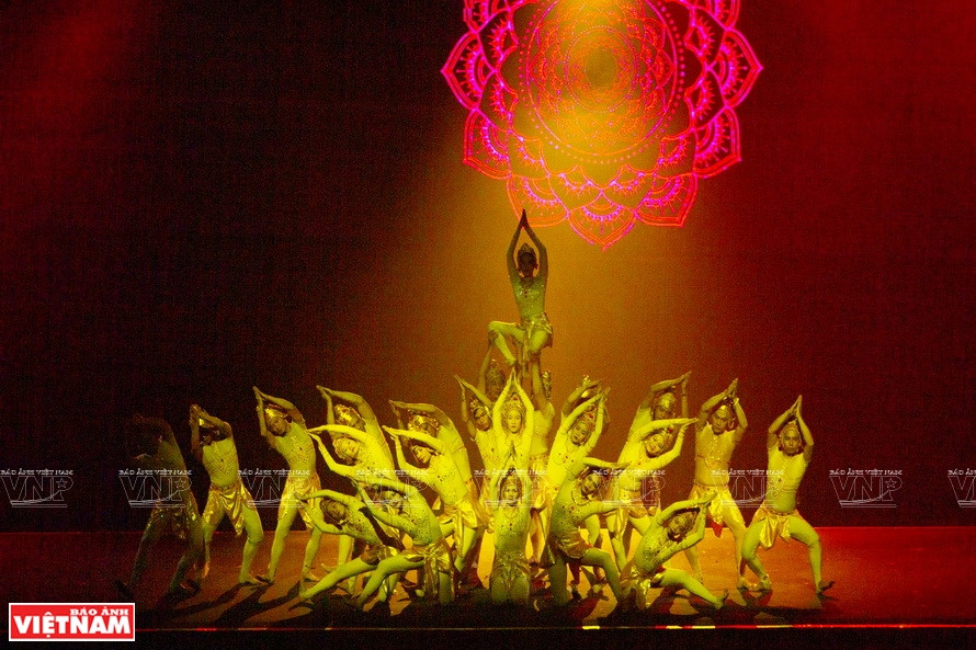 Le spectacle de 70 minutes reflète une image vivante de la vie culturelle des habitants des villages des pêcheurs.