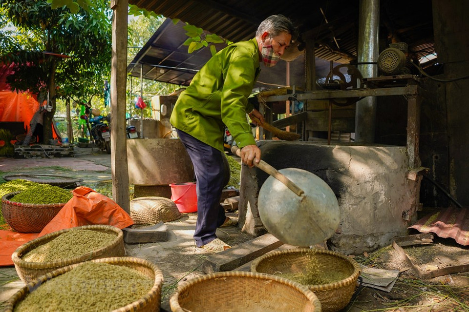 Le côm est produit dans plusieurs villages en banlieue de Hanoï, le plus réputé étant celui de Vong. Une vieille chanson populaire vante la réputation du côm issu de cette localité : Cốm Vòng, gạo tám Mễ Trì Tương Bần, húng Láng còn gì ngon hơn ? Selon ses explications, la récolte doit se faire dès que les épis de riz commencent à arriver à maturité. Les graines dont l’écorce reste encore verte sont vannées pour éliminer les graines creuses et ne garder que les meilleures. Celles-ci sont lavées et laissées à sécher avant d’être torréfiées dans une poêle en fonte sur un four au charbon de bois pendant environ deux heures. Photo:VietnamPlus