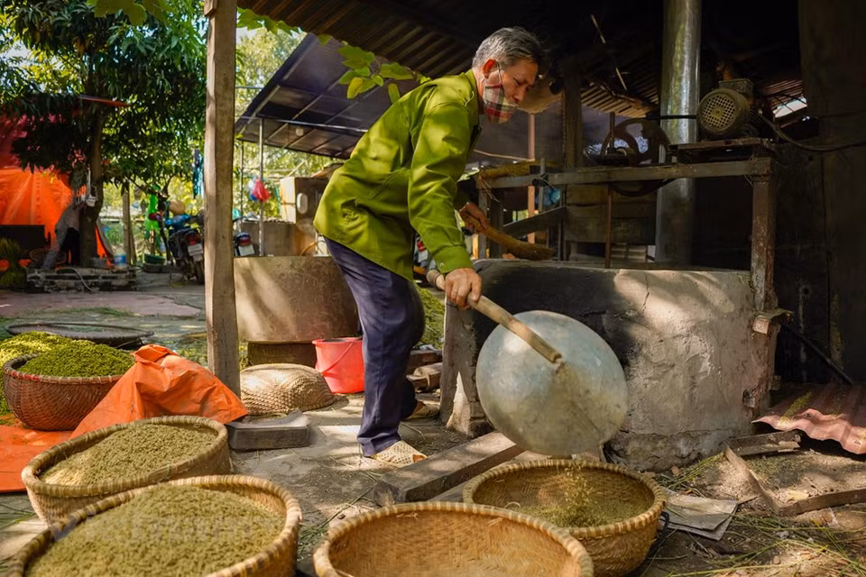 Le côm est produit dans plusieurs villages en banlieue de Hanoï, le plus réputé étant celui de Vong. Une vieille chanson populaire vante la réputation du côm issu de cette localité : Cốm Vòng, gạo tám Mễ Trì Tương Bần, húng Láng còn gì ngon hơn ? Selon ses explications, la récolte doit se faire dès que les épis de riz commencent à arriver à maturité. Les graines dont l’écorce reste encore verte sont vannées pour éliminer les graines creuses et ne garder que les meilleures. Celles-ci sont lavées et laissées à sécher avant d’être torréfiées dans une poêle en fonte sur un four au charbon de bois pendant environ deux heures. Photo:VietnamPlus