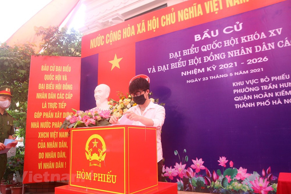 Selon un rapport du gouvernement, malgré les évolutions du COVID-19, à ce jour, la préparation des élections des députés de la 15e législature de l’Assemblée nationale et des membres des Conseils populaires de tous niveaux pour le mandat 2021-2026 ayant lieu le 23 mai 2021, a bien respecté les directives du Bureau politique et les dispositions de la loi. La ministre de l’Intérieur, Pham Thi Thanh Tra, a fait savoir que les 63 comités électoraux provinciaux, 682 comités électoraux de niveau de district et 10.134 comités électoraux communaux avaient été mis en place. Les localités dans l’ensemble du pays ont mis en place 84.767 équipes électorales. Selon les données, le nombre total d’électeurs dans tout le pays est de 69.198.594 personnes, qui exercent leur droit de vote lors du jour de scrutin le 23 mai. Photo: VietnamPlus