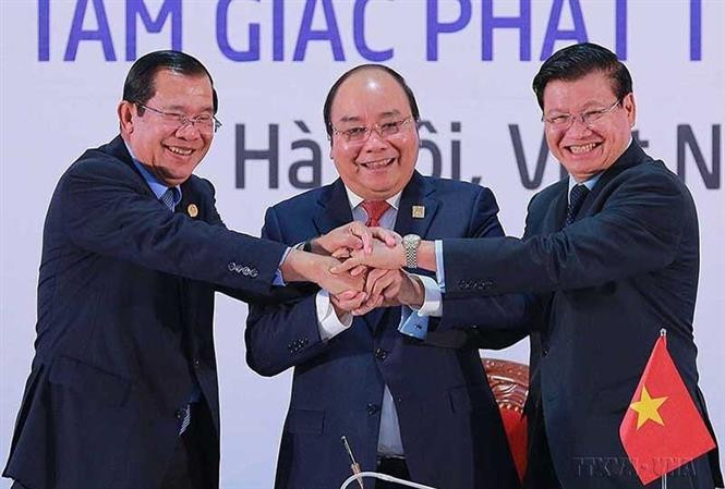 Les trois Premiers ministres expriment la solidarité et la coopération des trois pays indochinois après la signature de la Déclaration commune du 10e Sommet de coopération du Triangle de développement Cambodge-Laos-Vietnam (CLV). Photo: VNA