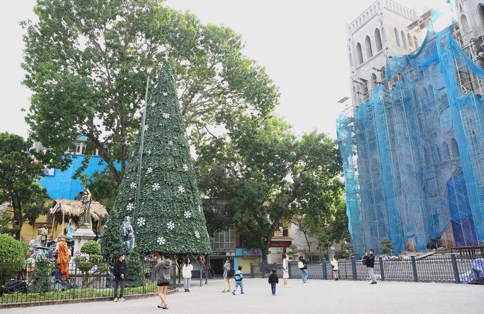 Pour le réveillon de Noël, près de 40.000 pratiquants catholiques et protestants vont accueillir la naissance de Jésus Christ dans les églises dans toute la ville. Une grande messe de Minuit aura lieu solennellement dans la nef de la Cathédrale Saint-Joseph de Hanoï. La cathédrale Saint-Joseph est le plus grand lieu de culte catholique de la capitale. Elle est devenue une destination appréciée par ceux qui veulent profiter pleinement de l'ambiance chaleureuse de Noël. Une ambiance festive gagne tous les coins de Hanoï. Les sapins, les bonhommes de neige sont omniprésents, devant les églises, les boutiques, les centres commerciaux et aussi dans la maison des personnes, même les personnes sans religion.
