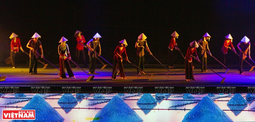 Ce spectacle est une des attractions majeures du tourisme de Mui Ne, province de Binh Thuan (Centre). 