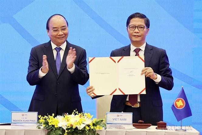 Le Premier ministre Nguyen Xuan Phuc, président de l'ASEAN 2020, assiste à la cérémonie de signature de l'Accord de partenariat régional économique global (RCEP, le 15 novembre 2020, à Hanoï. Photo: VNA