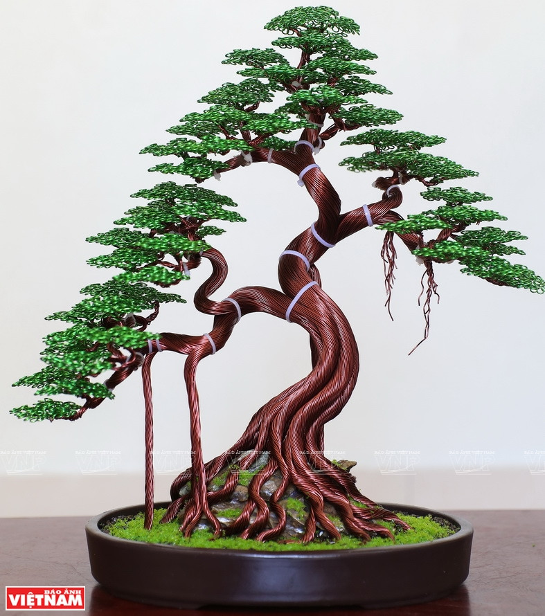 Une oeuvre de bonsaïs fabriquée à partir de fils de cuivre et d'aluminium par Pham Van Doanh.