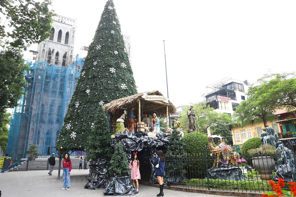 Nguyên Thi Bich, une catholique vivant dans la ruelle Ngo Huyên, partage la joie d'être en famille pour acheter les cadeaux avec ses proches. Mme Phan Thuy Ha, domiciliée dans la rue Ly Thuong Kiêt, déclare que chaque Noël est l'occasion de consacrer un peu de temps à décorer un beau sapin en vue d'accueillir la Nouvelle Année, et ce bien qu'elle ne soit pas catholique. Dans la Cathédrale Saint-Joseph, Monseigneur Chu Duc Minh est très occupé à préparer Noël. Cette année, une chorale sera organisée dans la nef de la cathédrale ainsi que dans la cour du grand séminaire afin que tous les fidèles puissent y assister.
