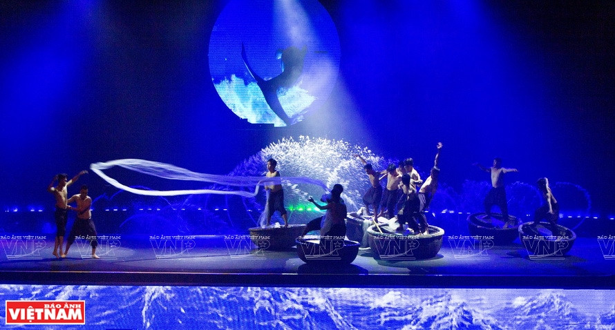 Le spectacle de 70 minutes reflète une image vivante de la vie culturelle des habitants des villages des pêcheurs.