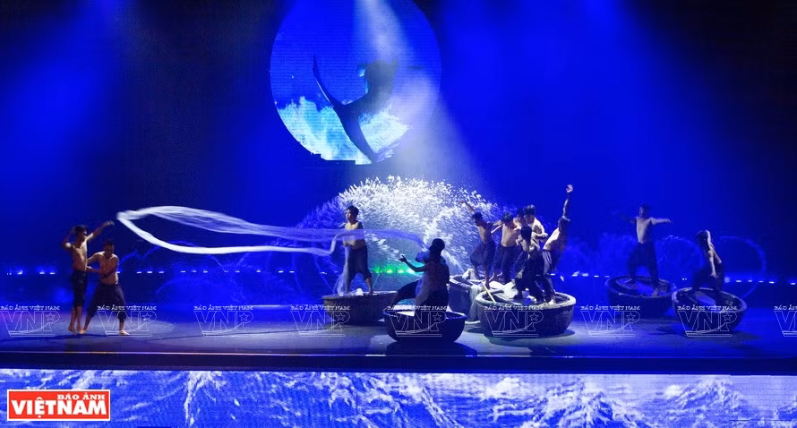 Le spectacle de 70 minutes reflète une image vivante de la vie culturelle des habitants des villages des pêcheurs.