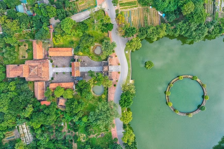 Située dans le district de Dông Anh, à environ 20 km du centre-ville, l’ancienne citadelle de Cô Loa était la capitale du Royaume Âu Lac sous le règne du roi An Duong Vuong au IIIe siècle avant Jésus-Christ. 