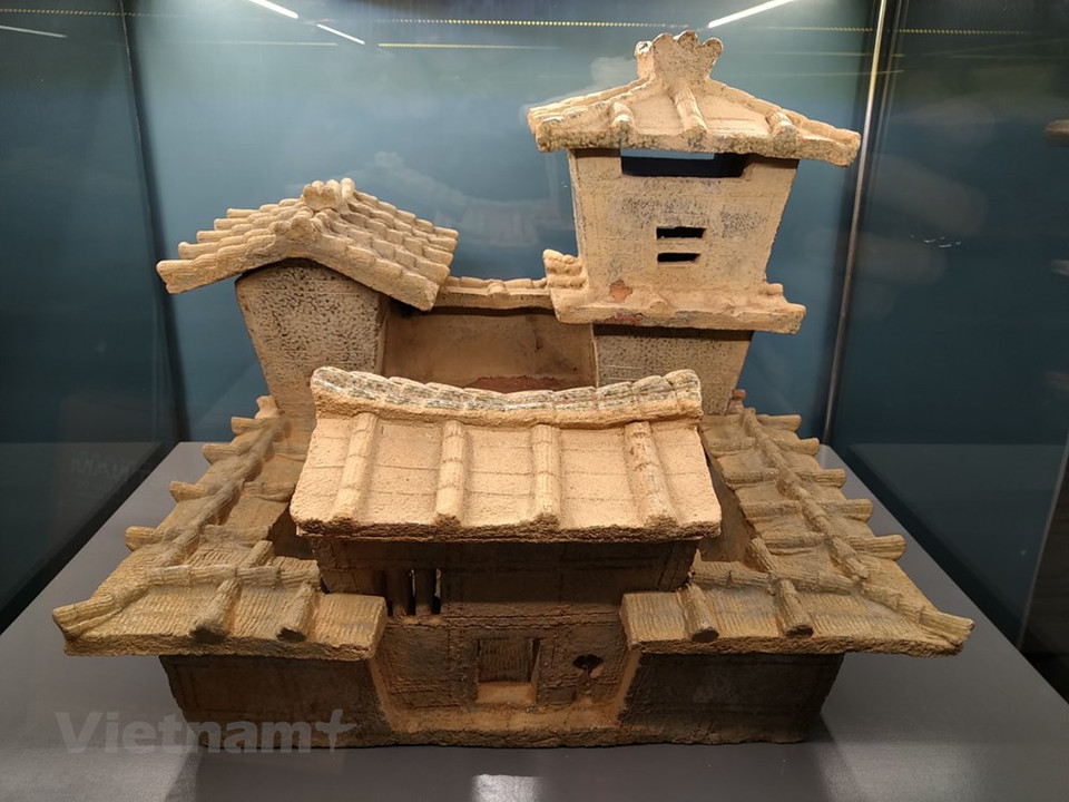 Au cours des dix premiers siècles de notre ère, sur la base de la tradition de la poterie Dông Son, les Viêt anciens ont absorbé des techniques chinoises, étendant l'échelle de production pour créer une gamme de céramiques aux couleurs vietnamiennes. Cela a contribué de faire du Vietnam l’un des rares pays au monde dont la poterie est née tôt et s'est développée en continu. C’est la base du fondement des lignes de céramique émaillée des périodes suivantes, en particulier au cours des dynasties Trân (1225-1400) et Ly (1009-1225). Plusieurs céramiques en terre cuite date de la période des 10 premiers siècles après J.C. ont été découvertes dans des zones de la ville de Hai Phong et de la province de Quang Ninh (Nord).