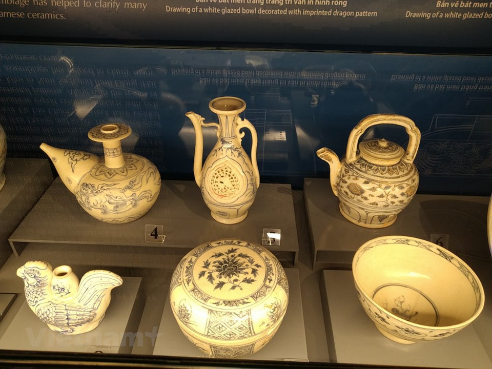 Du XVe au XVIIe siècles est une période de fort développement des échanges commerciaux entre le Vietnam et de nombreux pays à travers le monde. La poterie était alors un article d’exportation important. On trouve de nombreux types de produits en céramique (notamment objets d’usage quotidien, de culte), en émaux typiques (email bleu et blanc, émail bleu gris) et avec divers thèmes décoratifs (principalement dragons, phénix, nuages). Quelques centres de production de céramique célèbres de l’époque se trouvent dans le village de Bat Tràng (capitale Hanoï), dans le district de Nam Sach, de Binh Giang (province de Hai Duong, dans le Nord).