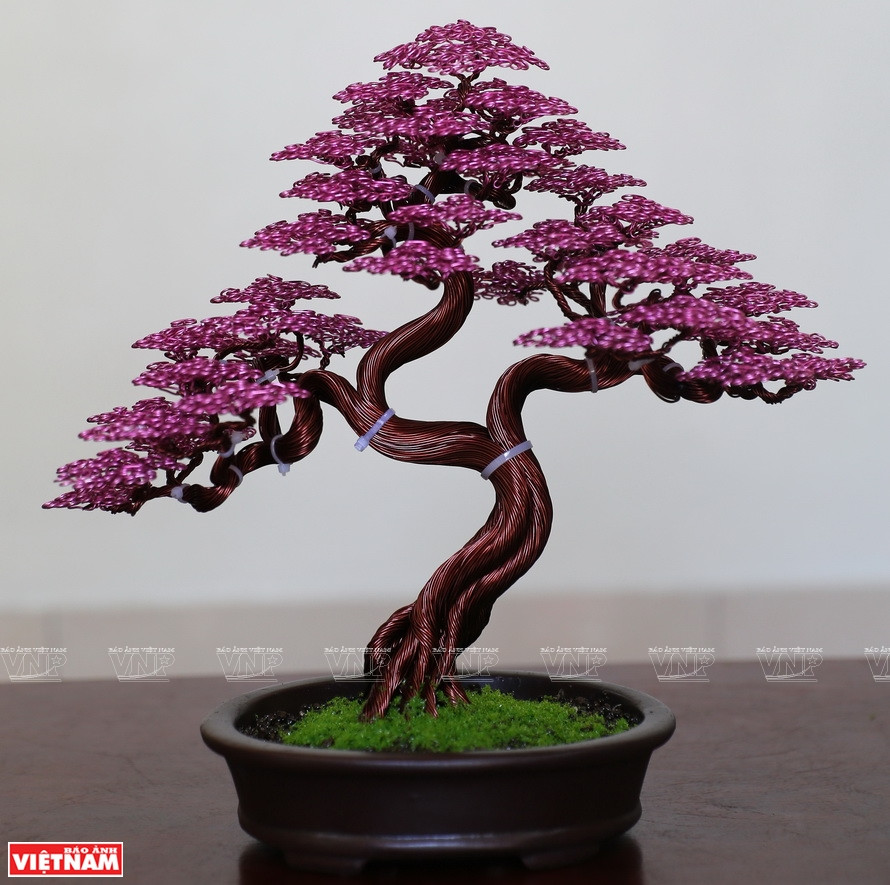 Une oeuvre de bonsaïs fabriqué à partir de fils de cuivre et d'aluminium par Pham Van Doanh.