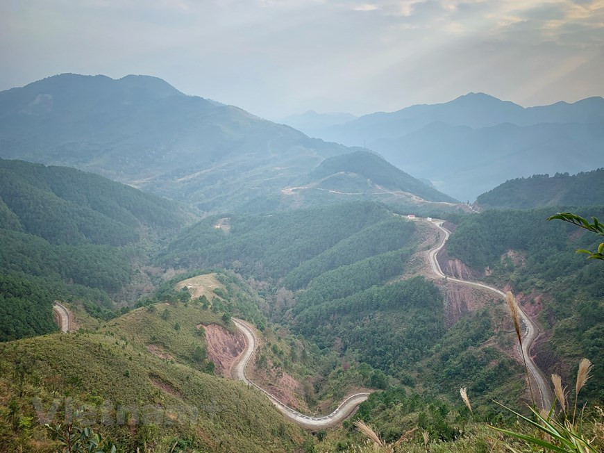 À plus de 200 km de Hanoï, au nord-ouest de Quang Ninh, les sentiers grandioses de Binh Liêu renforcent la beauté romantique propre à la saison des fleurs de roseau en octobre. La destination est connue pour son air frais, ses paysages pittoresques et la richesse culturelle des minorités ethniques qui y habitent.