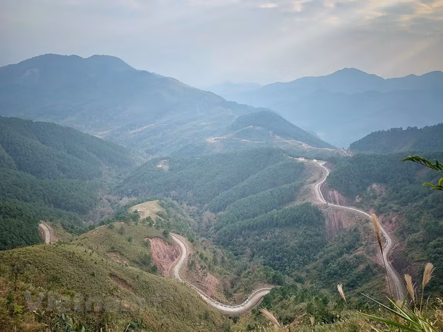 À plus de 200 km de Hanoï, au nord-ouest de Quang Ninh, les sentiers grandioses de Binh Liêu renforcent la beauté romantique propre à la saison des fleurs de roseau en octobre. La destination est connue pour son air frais, ses paysages pittoresques et la richesse culturelle des minorités ethniques qui y habitent.