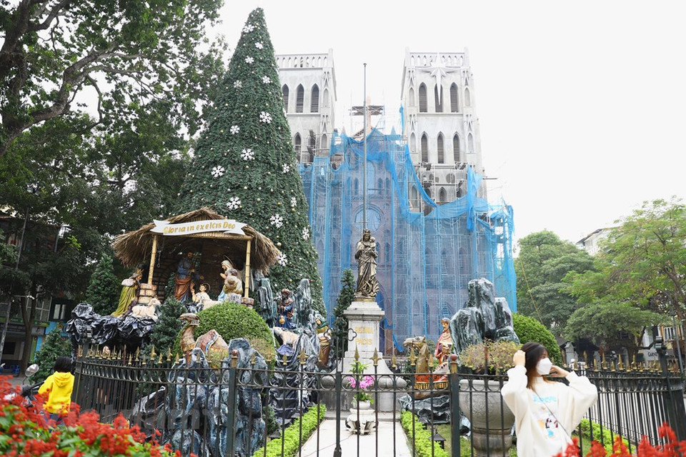 Les dimensions de la Cathédrale Saint-Joseph sont impressionnantes, avec une structure de 65 mètres de long et des clochers qui atteignent 32 mètres de haut. Inspirée de Notre-Dame de Paris, elle est l’un des monuments les plus emblématiques de la capitale. ''Auparavant, les catholiques des paroisses de Hanoï ont accueilli eux-mêmes cet évènement, mais aujourd'hui, Noël est apprécié par toute la société'', a déclaré Maria Duong Thiên Nga, paroissienne de la Cathédrale Saint-Joseph. La Cathédrale Saint-Joseph de style néogothique est située à quelques pas du lac de l’Epée restituée, au cœur de la capitale. Elle a été construite en 1886 par les Français.