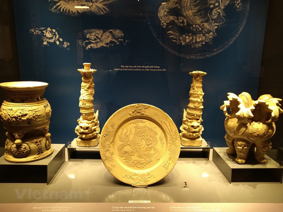 Hormis la production d’ustensiles de la vie courante, le village de Bat Tràng est aussi connu pour ses objets de culte tels que cassolettes et brûle-parfums. Ses produits se vendent dans l’ensemble du pays et s’exportent même vers d’autres pays dans le monde tels que le Japon, la République de Corée, les États-Unis et des pays européens. D’après Nguyên Hông Hai, propriétaire d’une boutique dans le village, la localité comptabilise environ 200 entreprises. À l’heure actuelle, près de 1.000 foyers participent à la production ou au commerce de céramiques. Certaines entreprises réalisent un chiffre d’affaires d’exportation d’un million de dollars par an.