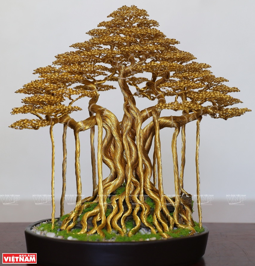 Les bonsaïs fabriqués à partir de fils d'aluminium et de cuivre exigent la minutie et la persévérance à chaque étape.