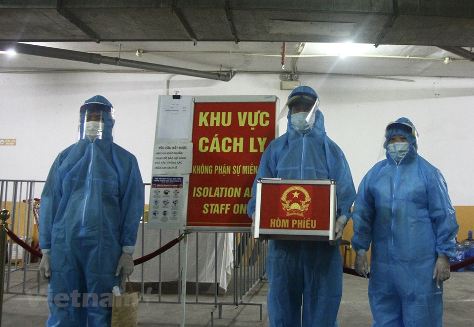 Pour assurer le déroulement réussi des opérations électorales dans le contexte d’évolutions complexes de l’épidémie de coronavirus, le Conseil électoral national a publié un certain nombre de documents orientant et guidant les opérations électorales dans le contexte d’épidémie, y compris ceux ordonnant l’établissement des listes électorales et les méthodes de vote pour les électeurs mis en quarantaine dans les localités touchées par le COVID-19. En conséquence, l’organisation du scrutin doit aller de pair avec la prévention et le contrôle de l’épidémie de COVID-19 qui sont renforcées afin d'assurer la santé de la population, avec un calcul minutieux des plans d’organisation des élections, des rencontres entre candidats et électeurs, des conférences consultatives et l’établissement des listes d’électeurs. Photo: VietnamPlus