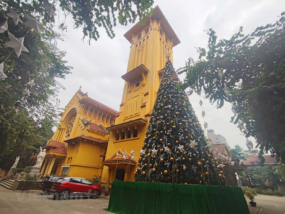 L’église de Cua Bac (ou église des Martyrs) est construite en 1932, se trouve au 56 rue Phan Dinh Phùng dans l’arrondissement de Ba Dinh. Elle est l’une des plus anciennes églises de Hanoï. Son architecture est éclectique avec une influence prépondérante du style Art déco, typique des années 1930, et des éléments d'architecture traditionnelle de la région, comme les tuiles. Ses toits rappellent ceux des pagodes, des maisons communales et des temples traditionnels dans la campagne vietnamienne. A Noël, les églises de Hanoï accueillent des dizaines de milliers de visiteurs. Pour les catholiques, Noël est surtout une fête familiale, et pour les habitants de la capitale, c’est aussi une occasion pour sortir.