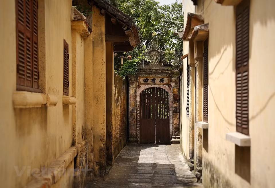 ''L’important, c’est de chercher à sauvegarder ces maisons anciennes tout en apportant une nouvelle vitalité au village'', a constaté l’architecte. Elle a ainsi proposé aux autorités locales la mise en place d’un projet de développement d’un village d’art et d’artisanat axé sur le métier de couturier, mais pas seulement, et d’y attirer les touristes. ''Pour déployer ce projet, nous sommes face à d’énormes difficultés. D’abord, la préservation doit se faire en parallèle avec le développement économique et ne doit pas léser la vie des habitants. Actuellement, nous proposons un modèle où le village deviendra un nouveau pôle culturel du sud de Hanoï. Là seront réunis les meilleurs artisans de Phu Xuyên, réputé pour ses métiers artisanaux. Il s’agira d’un lieu captivant pour les touristes'', a partagé Quynh Chi, ajoutant également son ambition de ''redonner de la vigueur au métier ancestral de couturier, menacés de disparition''. Photo: VietnamPlus